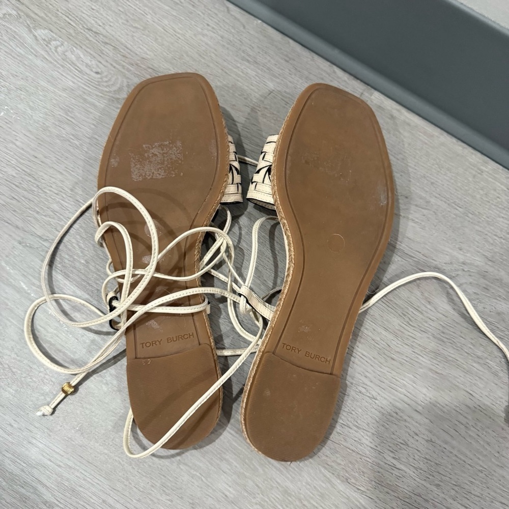 Tory Burch Sandal Basketweave Lace Up in Cream Leather - Picture 6 of 6